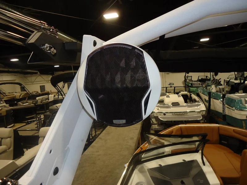Slide: The Image of Malibu Boats 22 LSV 2026 - 11