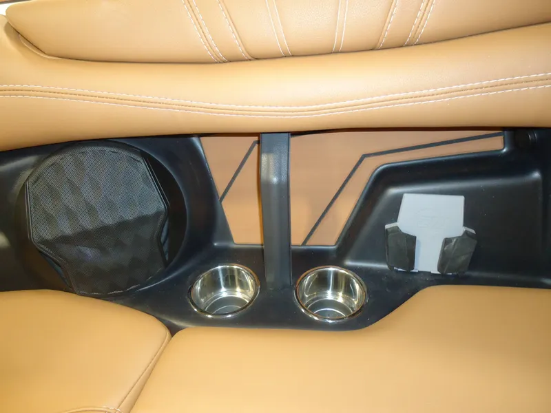 Slide: The Image of Malibu Boats 22 LSV 2026 - 10