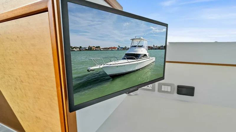 Slide: The Image of Bertram 35 Flybridge 2017 - 40