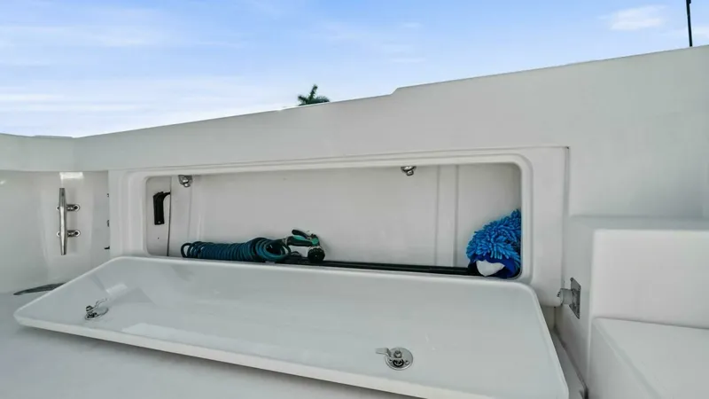 Slide: The Image of Bertram 35 Flybridge 2017 - 34