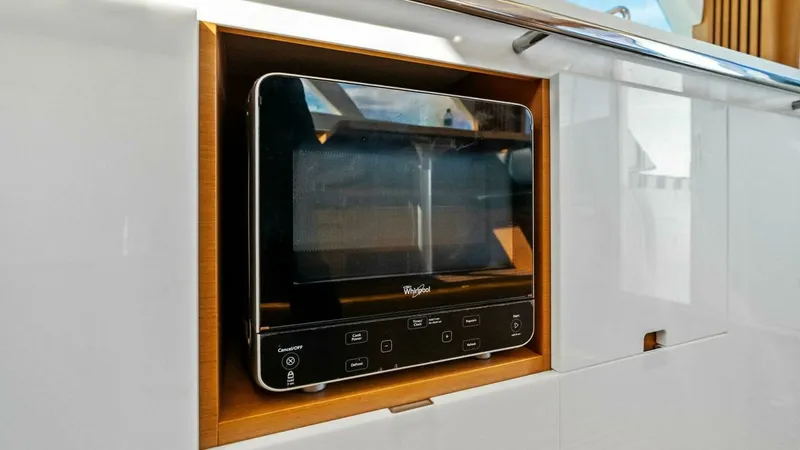Slide: The Image of Bertram 35 Flybridge 2017 - 39
