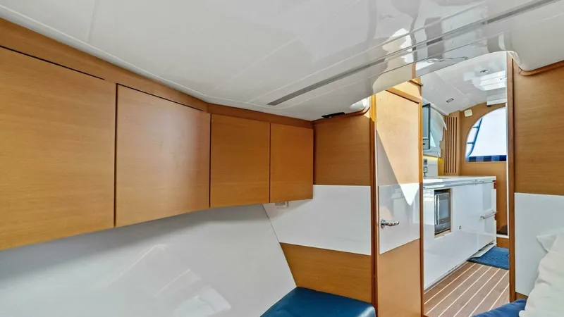 Slide: The Image of Bertram 35 Flybridge 2017 - 41