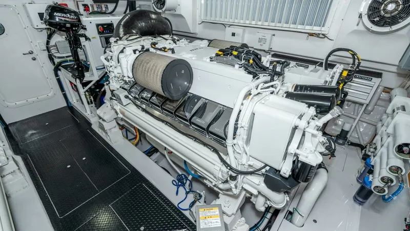 Slide: The Image of Viking 90 Convertible 2025 - 89