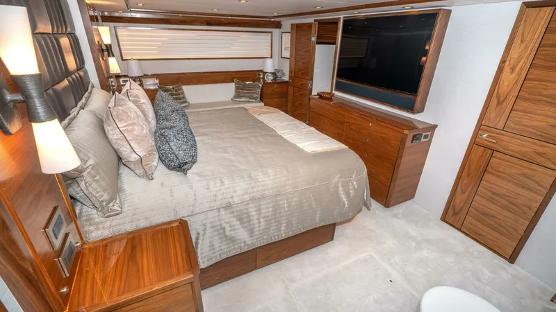 Slide: The Image of Viking 90 Convertible 2025 - 41