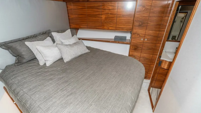 Slide: The Image of Viking 90 Convertible 2025 - 54