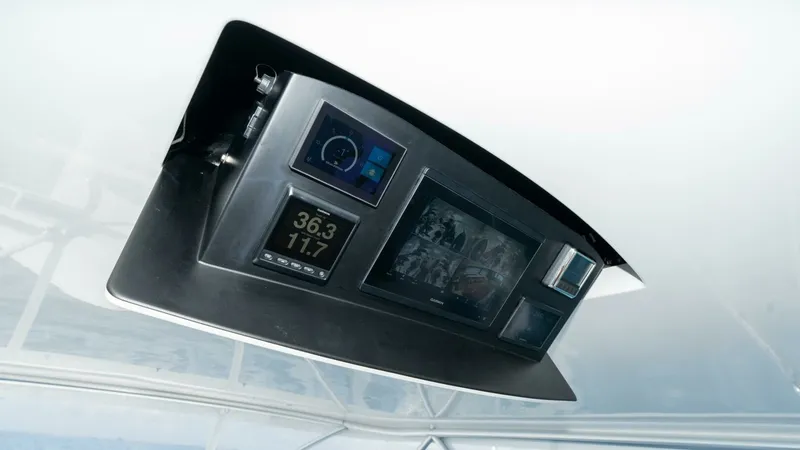 Slide: The Image of Viking 90 Convertible 2025 - 13