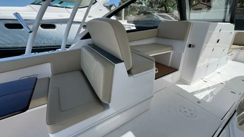 Slide: The Image of Everglades 340 Dual Console 2019 - 12