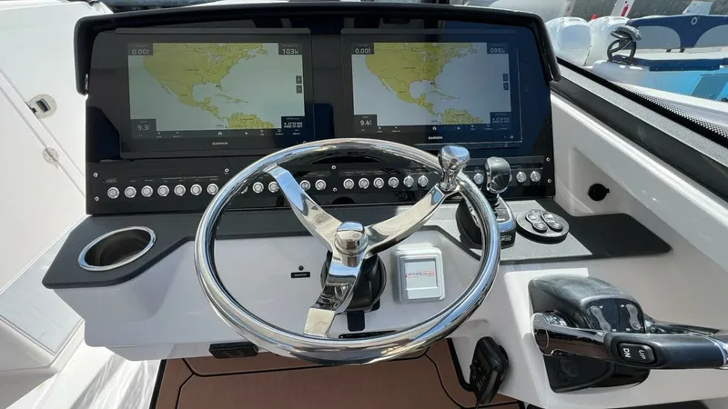 Slide: The Image of Everglades 340 Dual Console 2019 - 8
