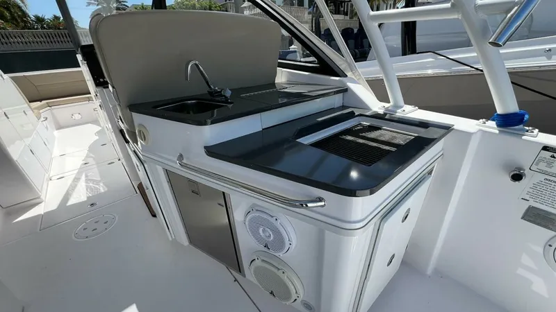 Slide: The Image of Everglades 340 Dual Console 2019 - 15