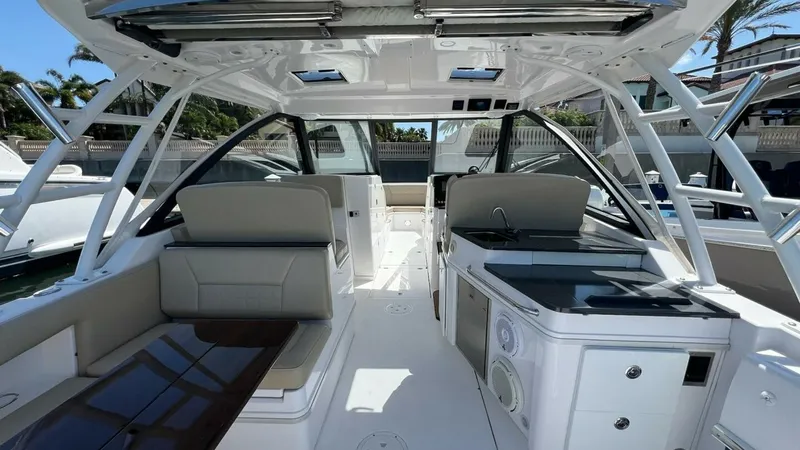 Slide: The Image of Everglades 340 Dual Console 2019 - 16