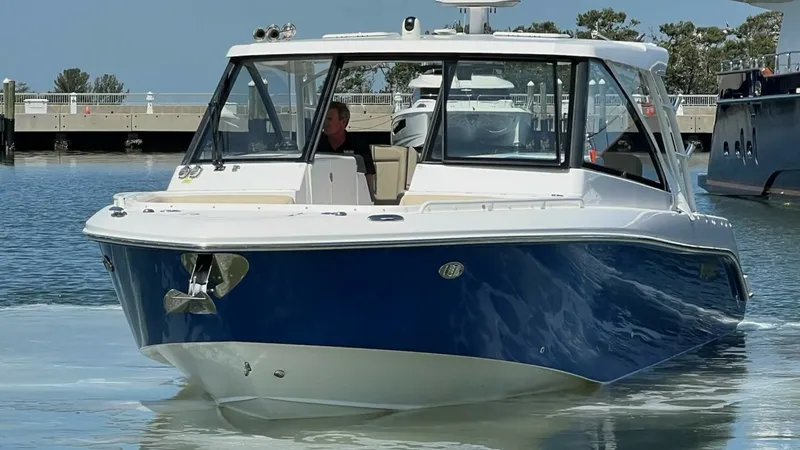 Slide: The Image of Everglades 340 Dual Console 2019 - 35