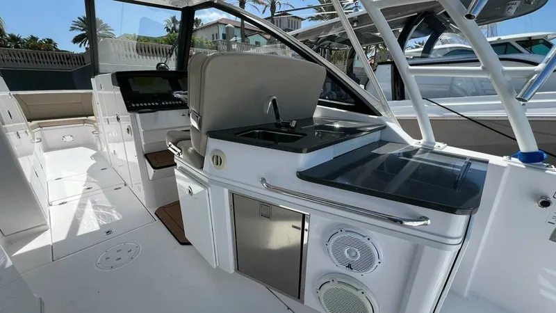 Slide: The Image of Everglades 340 Dual Console 2019 - 17