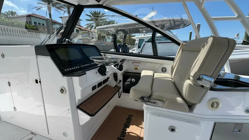 Slide: The Image of Everglades 340 Dual Console 2019 - 6