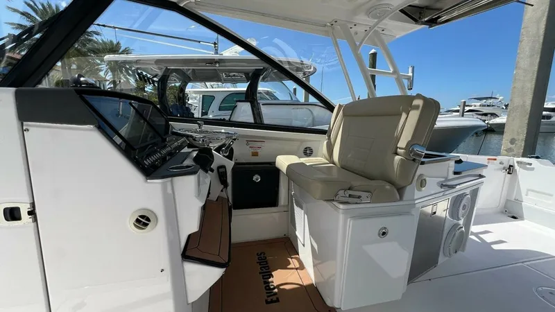 Slide: The Image of Everglades 340 Dual Console 2019 - 7