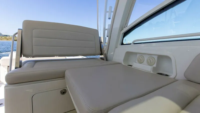 Slide: The Image of Boston Whaler 345 CONQUEST 2019 - 19