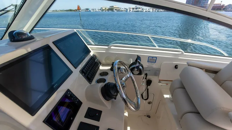 Slide: The Image of Boston Whaler 345 CONQUEST 2019 - 17
