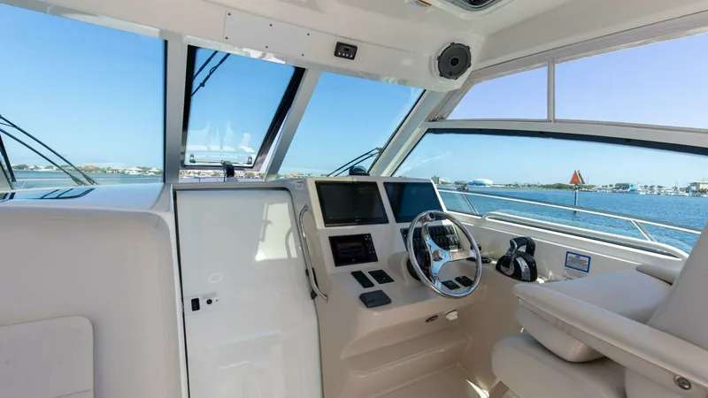 Slide: The Image of Boston Whaler 345 CONQUEST 2019 - 15