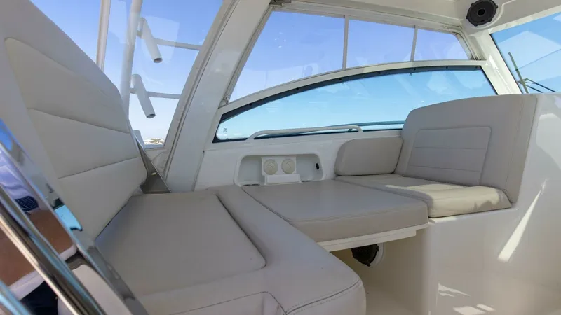 Slide: The Image of Boston Whaler 345 CONQUEST 2019 - 20