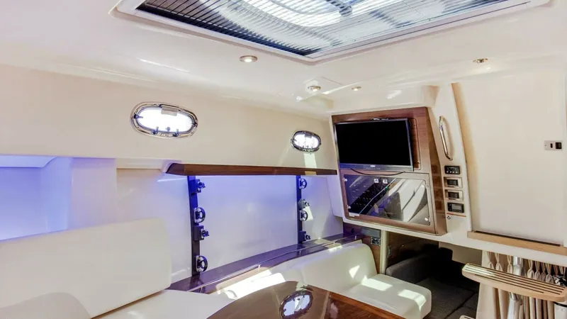 Slide: The Image of Boston Whaler 345 CONQUEST 2019 - 7