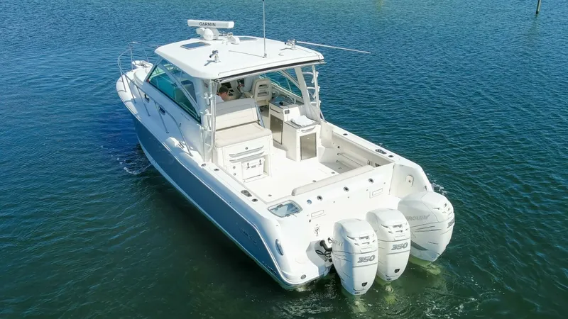Slide: The Image of Boston Whaler 345 CONQUEST 2019 - 30