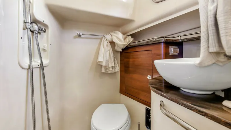 Slide: The Image of Boston Whaler 345 CONQUEST 2019 - 13