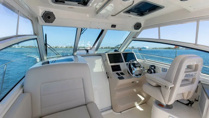 Slide: The Image of Boston Whaler 345 CONQUEST 2019 - 18