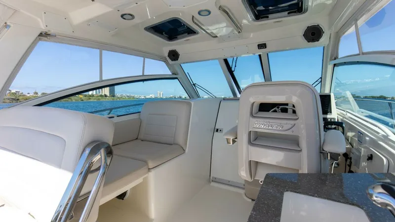 Slide: The Image of Boston Whaler 345 CONQUEST 2019 - 16