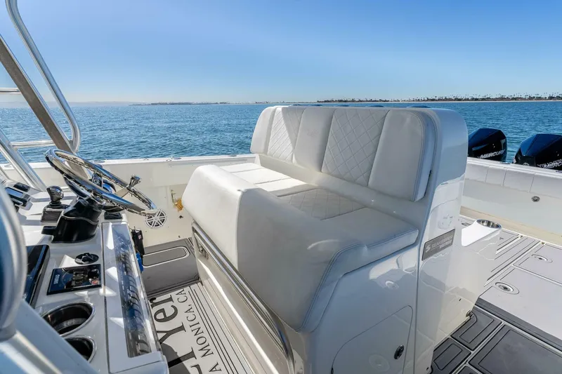 Slide: The Image of SeaVee 370 Z 2018 - 14