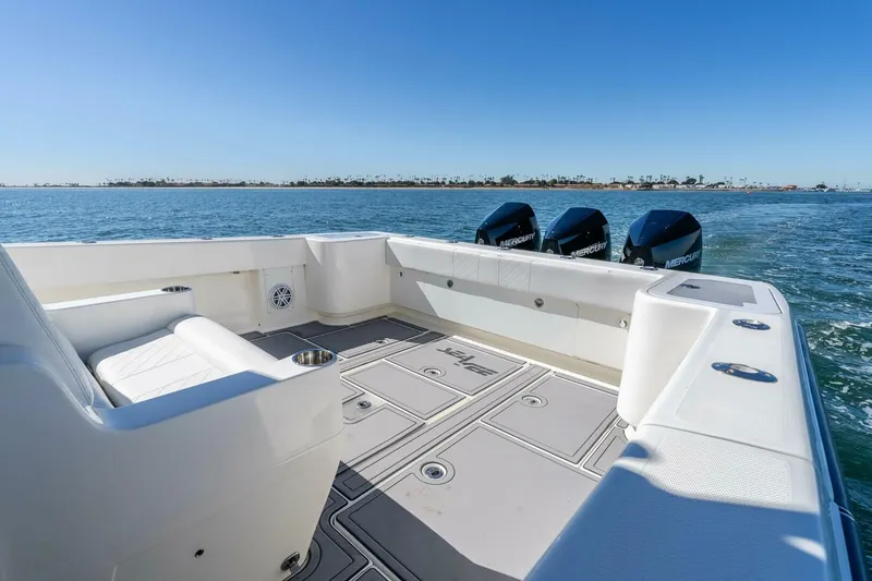 Slide: The Image of SeaVee 370 Z 2018 - 20