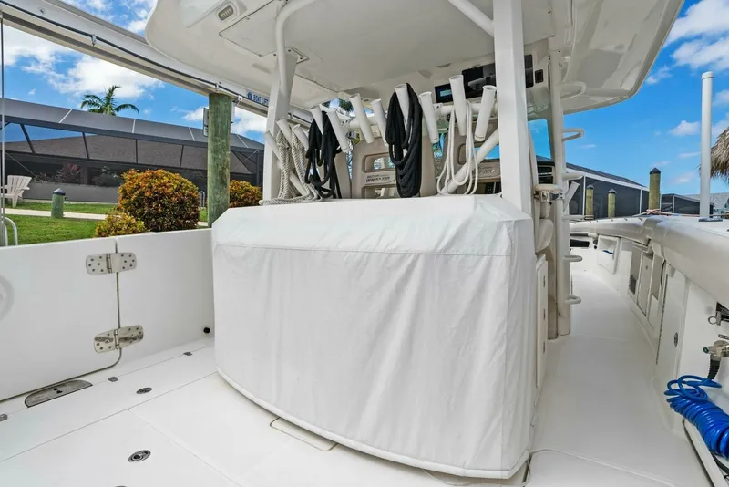 Slide: The Image of Boston Whaler 380 Outrage 2019 - 11