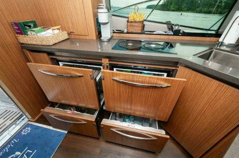 Slide: The Image of Sea Ray L550 Flybridge 2018 - 10
