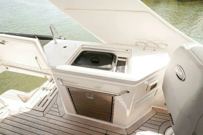 Slide: The Image of Sea Ray L550 Flybridge 2018 - 37