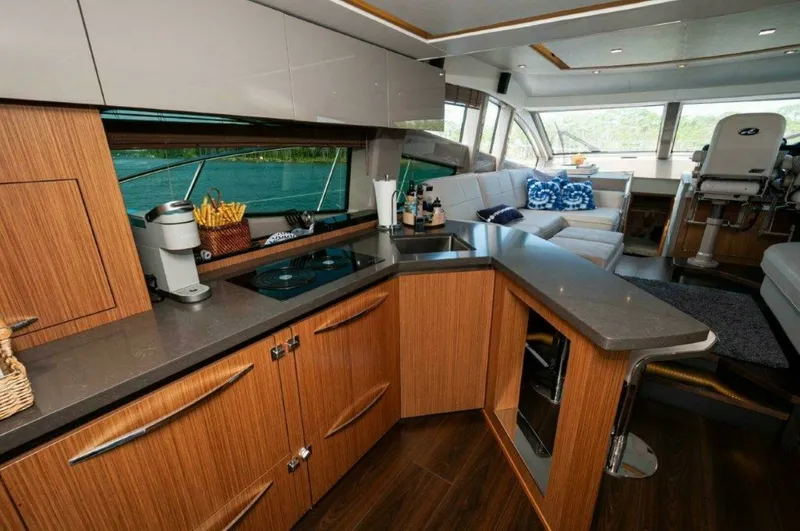 Slide: The Image of Sea Ray L550 Flybridge 2018 - 8