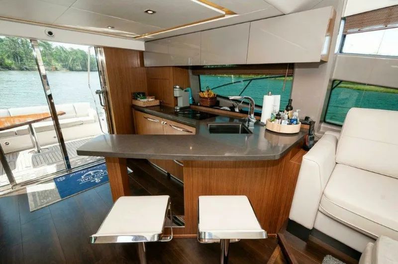Slide: The Image of Sea Ray L550 Flybridge 2018 - 7