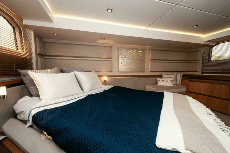 Slide: The Image of Sea Ray L550 Flybridge 2018 - 18