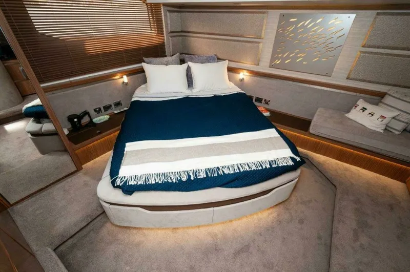 Slide: The Image of Sea Ray L550 Flybridge 2018 - 15