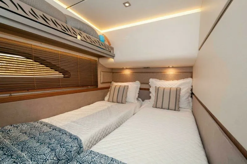 Slide: The Image of Sea Ray L550 Flybridge 2018 - 25