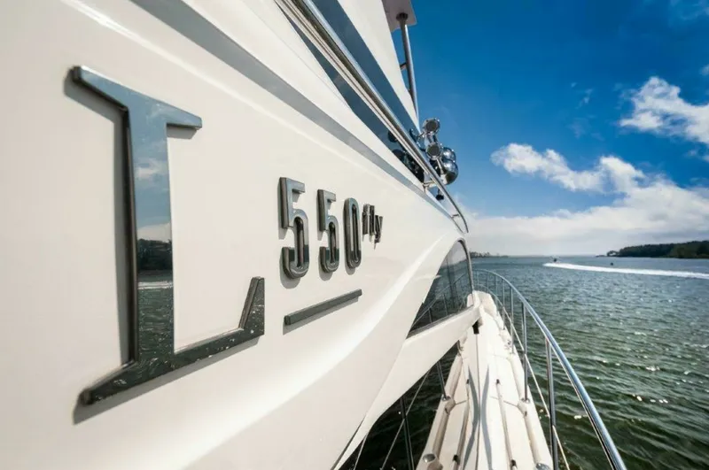 Slide: The Image of Sea Ray L550 Flybridge 2018 - 48