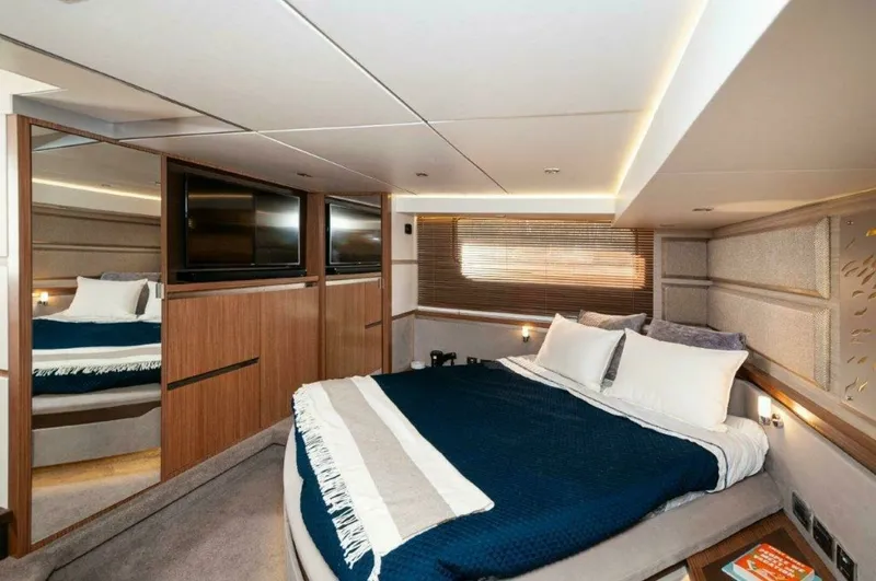Slide: The Image of Sea Ray L550 Flybridge 2018 - 17
