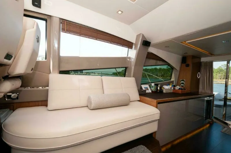 Slide: The Image of Sea Ray L550 Flybridge 2018 - 6
