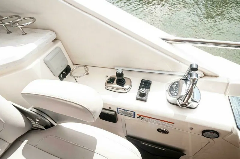 Slide: The Image of Sea Ray L550 Flybridge 2018 - 35