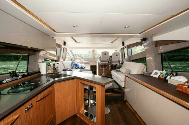 Slide: The Image of Sea Ray L550 Flybridge 2018 - 9