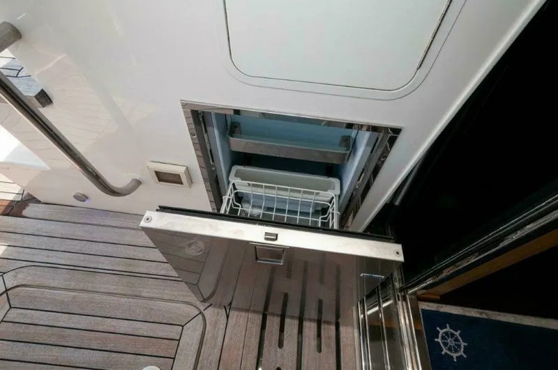 Slide: The Image of Sea Ray L550 Flybridge 2018 - 38