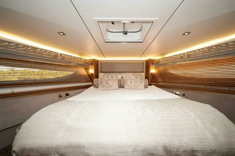 Slide: The Image of Sea Ray L550 Flybridge 2018 - 21