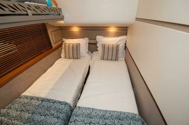 Slide: The Image of Sea Ray L550 Flybridge 2018 - 26