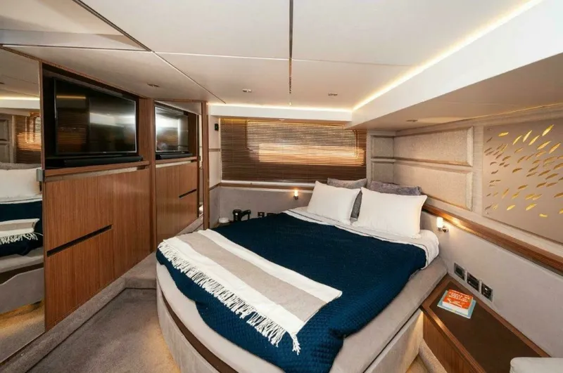 Slide: The Image of Sea Ray L550 Flybridge 2018 - 16