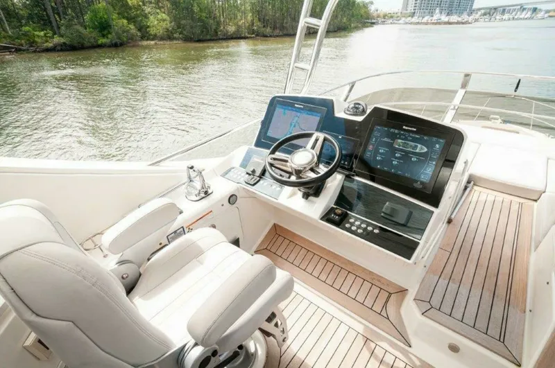 Slide: The Image of Sea Ray L550 Flybridge 2018 - 34
