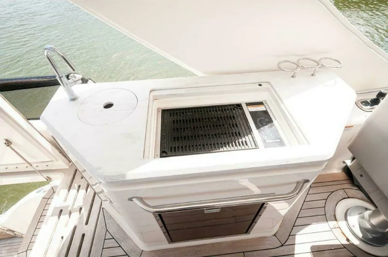 Slide: The Image of Sea Ray L550 Flybridge 2018 - 36