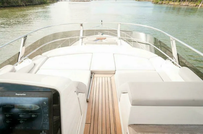 Slide: The Image of Sea Ray L550 Flybridge 2018 - 33