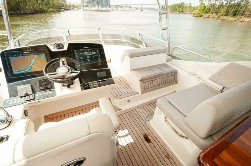 Slide: The Image of Sea Ray L550 Flybridge 2018 - 3